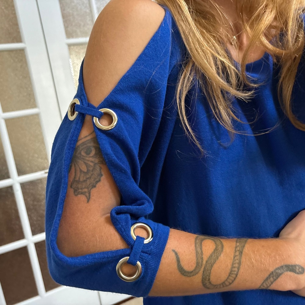 Cable & Gauge Royal Blue Cold Shoulder Grommet Knit Top Medium